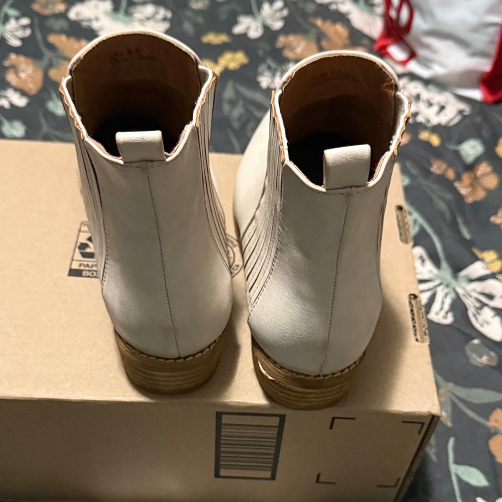 Brand New Ccocci Cream Ankle Boots - Picture 4 of 7
